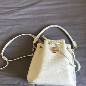 Samantha Thavasa bucket bag